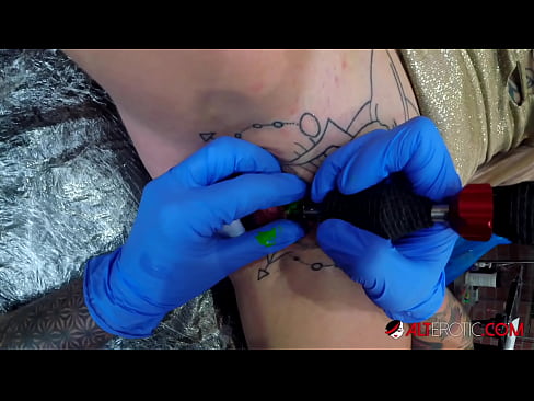 ❤️ Extreem getatoeëerde hottie Sully Savage kreeg een tatoeage op haar clitoris Beautiful porno at nl.mailkassa.ru ﹏